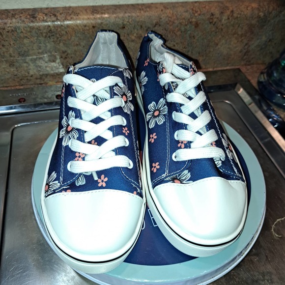 ADORABLE Lightweight low top Fits US 9-9.5 - Picture 2 of 7